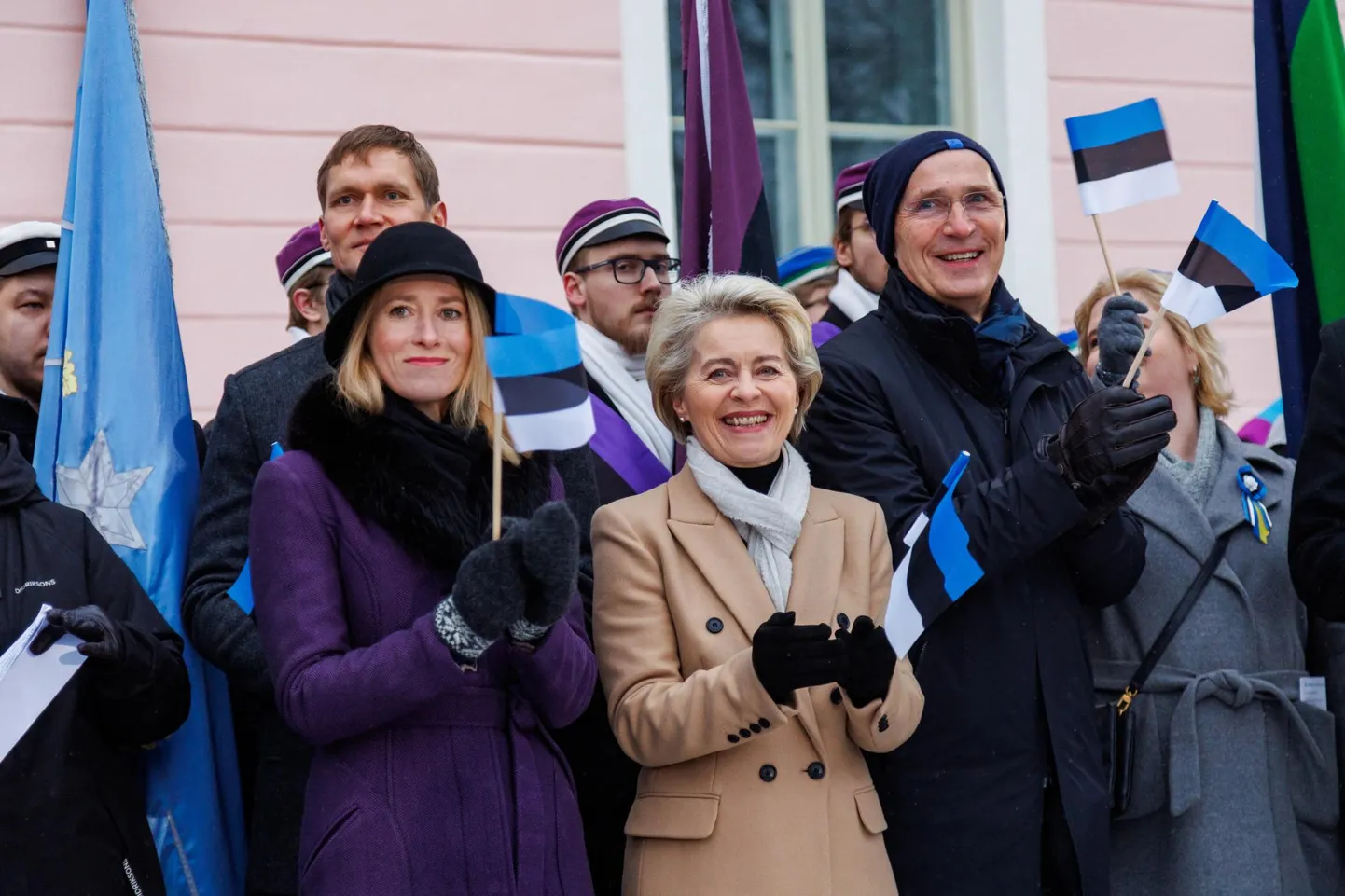 Eesti sünnipäeva tulid tähistama kõrged külalised. Peaminister Kaja Kallas, Euroopa Komisjoni president Ursula von der Leyen ja NATO peasekretär Jens Stoltenberg pidulikul lipuheiskamisel Toompeal Komandandi aias.