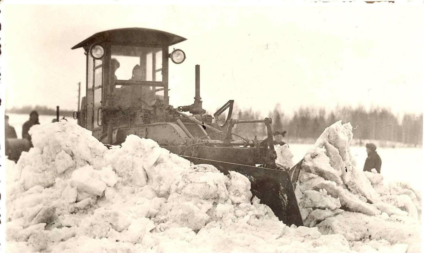 Caterpillari teehöövli ette monteeritud lumesahk lükkab teed lahti 1938. aasta alguses Holstre kandis.