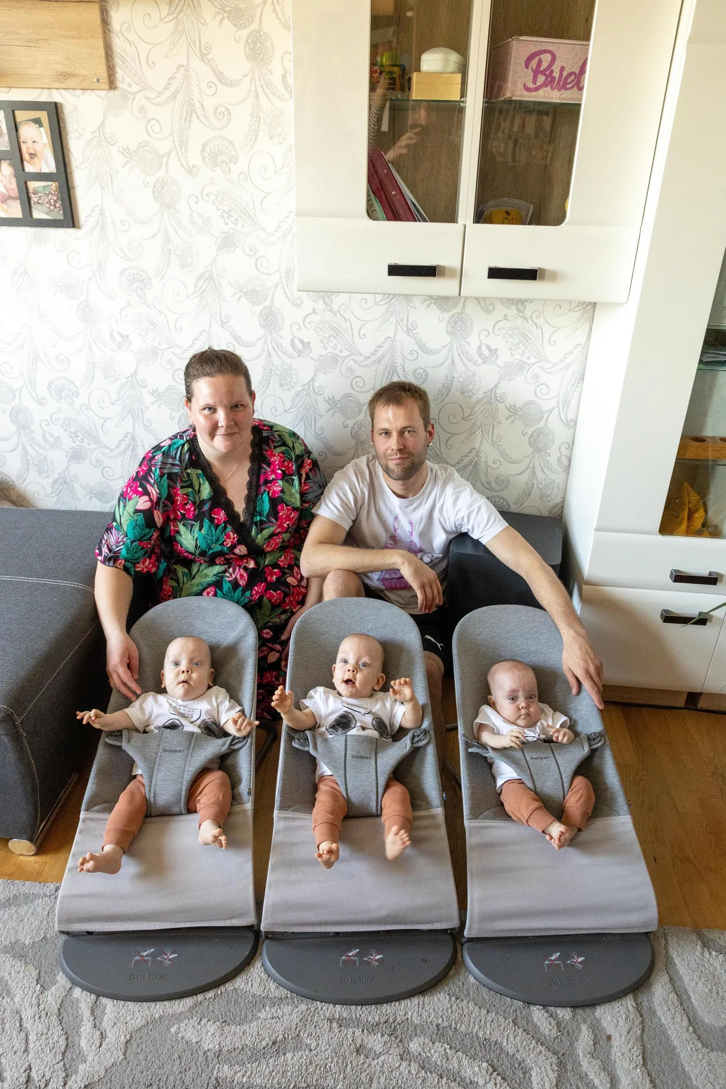 Külen Erala ja Jaanus Kask said kolmikute poiste Brennani (vasakult), Brendoni ja Brendani vanemateks juba mullu septembris, aga kõik koos kodus on nad olnud vaevu kuu aega.
