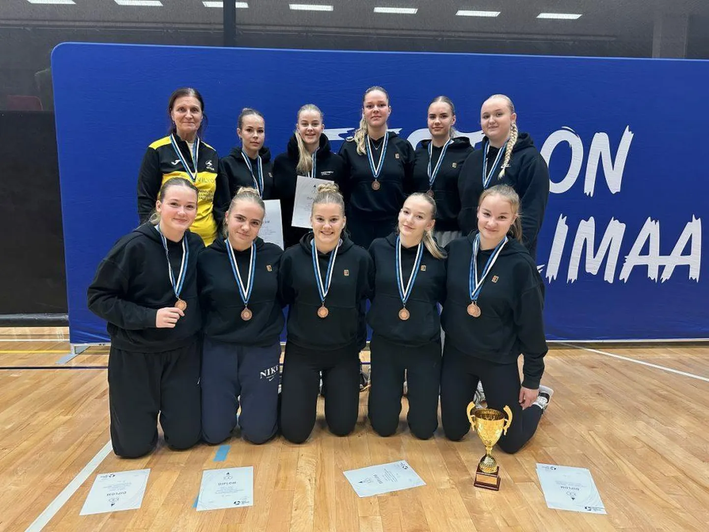 Viljandi spordikooli võrkpallitüdrukud, keda juhendab Merle Keerutaja, saavutasid Eesti U-18 vanuseklassi karikavõistlustel kolmanda koha.