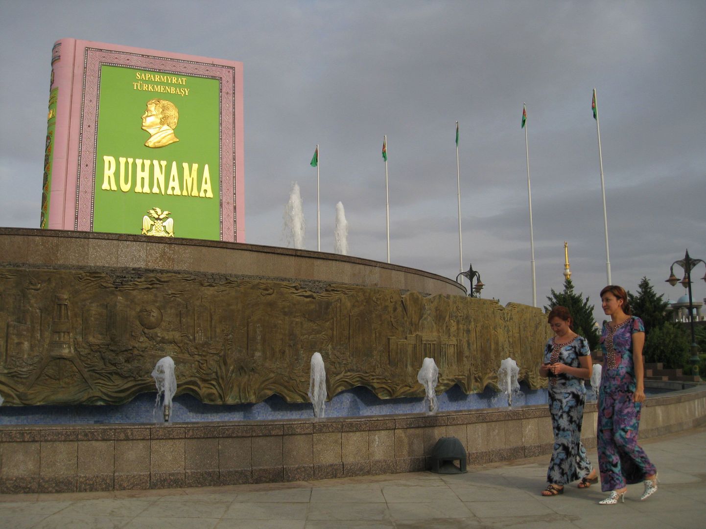 Turkmenistani eelmise presidendi Sapamurat Nijazov kirjutatud raamatule püstitatud mälestusmärk.