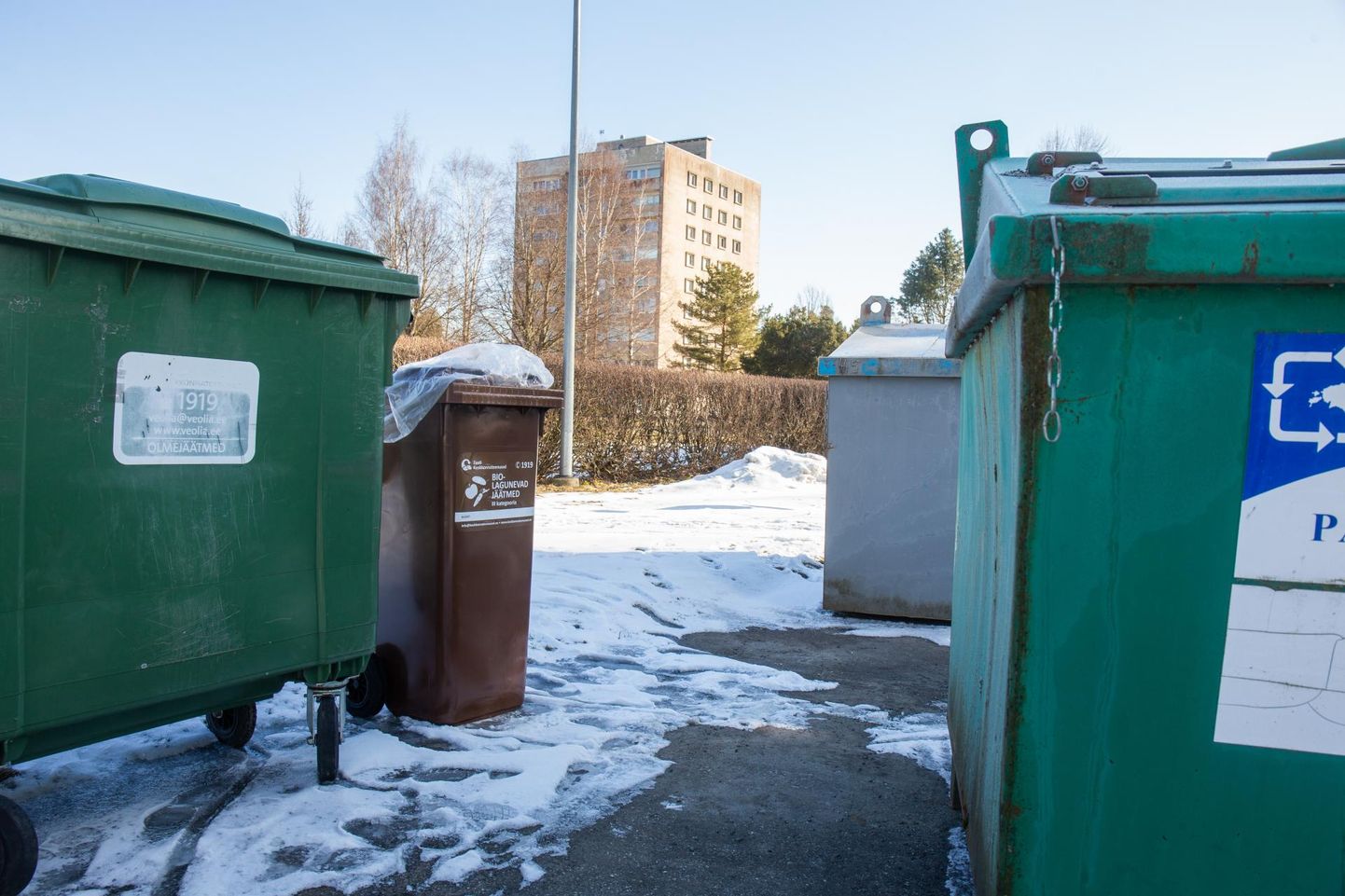 Biojäätmete konteiner Jakobsoni kooli juures. Viljandis oli eilseks veel 107 sellist mahutit.