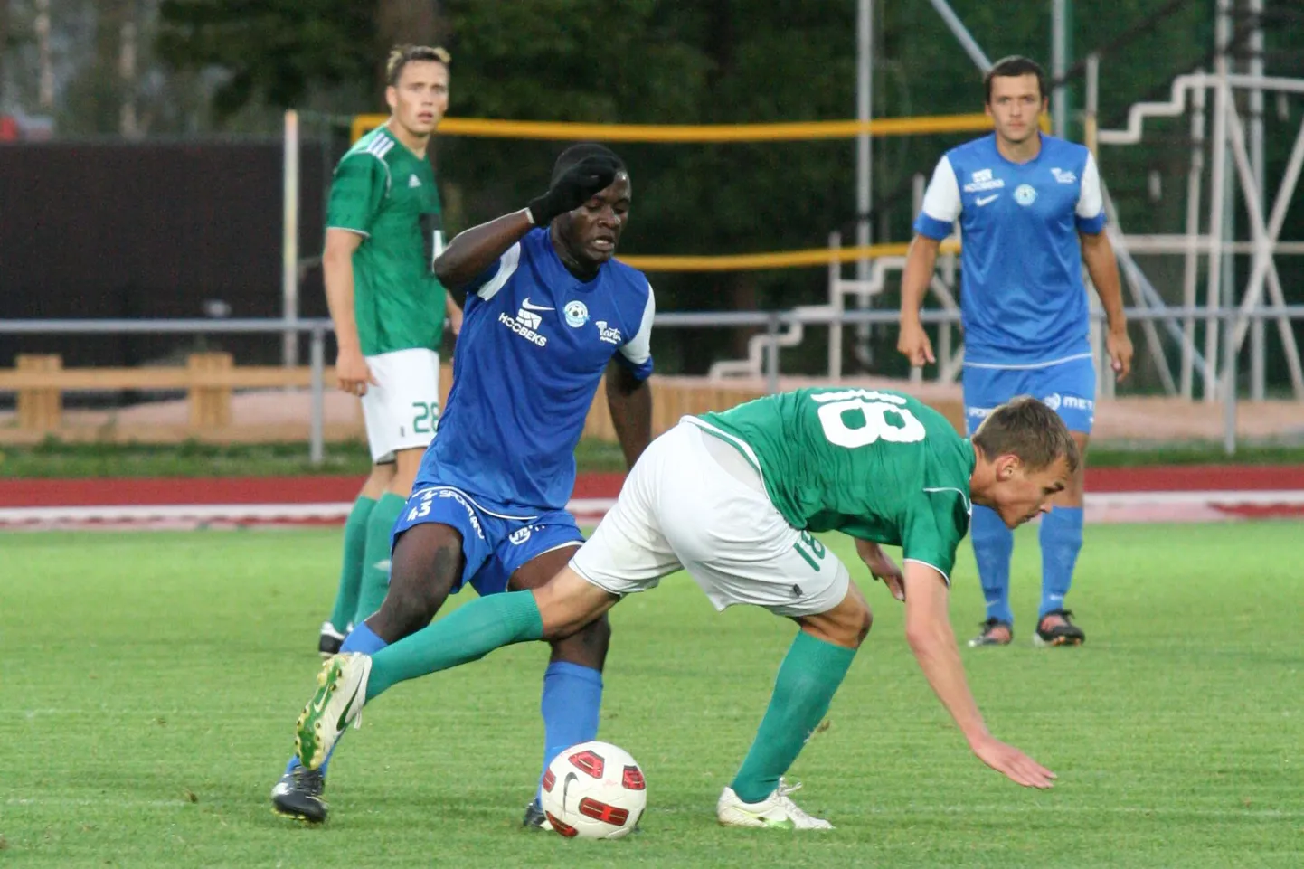 Preche Amour Florian Mboungou (vasakul) kohtumises Tallinna Levadia vastu.