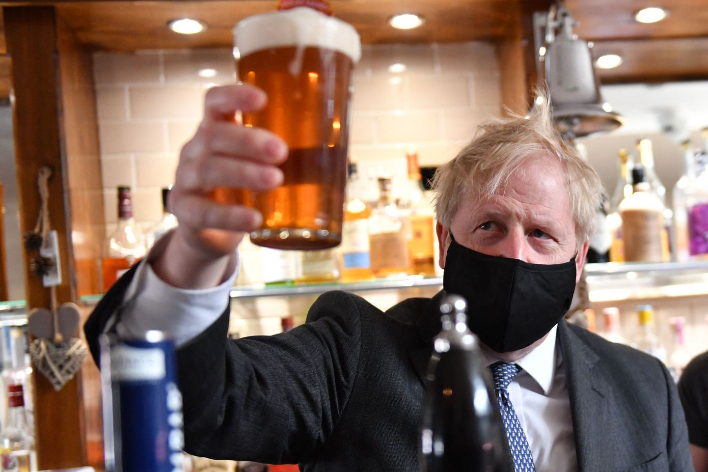 Veel ametisolev Briti peaminister Boris Johnson nautimas pubis kesvamärjukest.