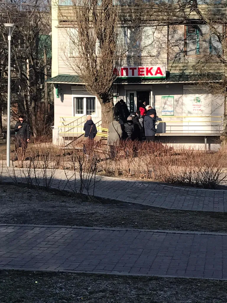 Järjekord Dnipro linnas apteegi taga.