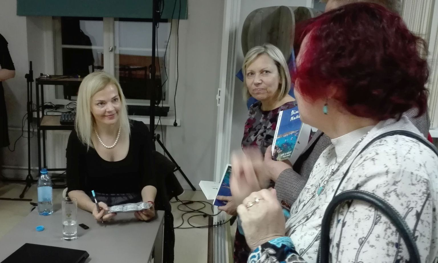 Ingrid Eomoisi (vasakul) raamatu esitlusele jagus nii küsijaid kui autogrammi tahtjaid.