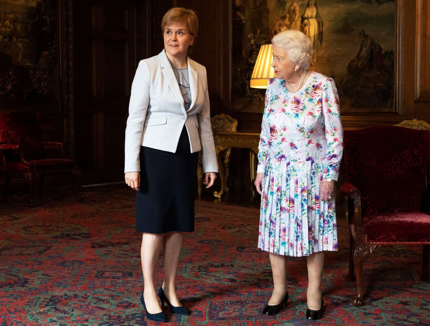 Šotimaa esimene minister Nicola Sturgeon (vasakul) kohtumas 3. juulil Edinburgh's Briti kuninganna Elizabeth II-ga tema residentsis Holyroodhouse'is.
