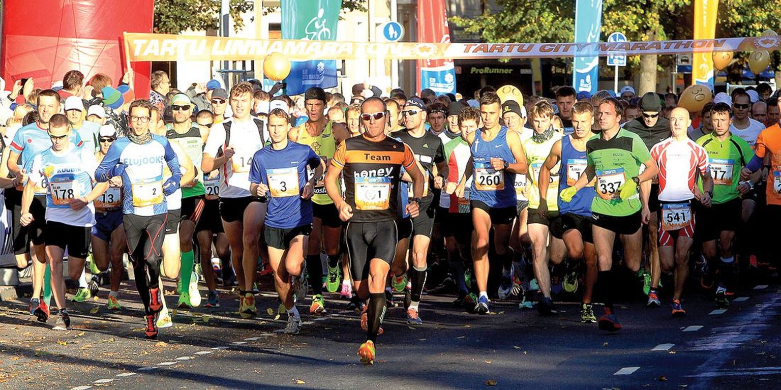 Start pimestavasse päikesesse. Laupäeva hommikul kell 9 alustas Vabaduse puiesteelt maratoniteed üle poole tuhande spordisõbra. Ees mullune võitja Rait Ratasepp (nr 1).
