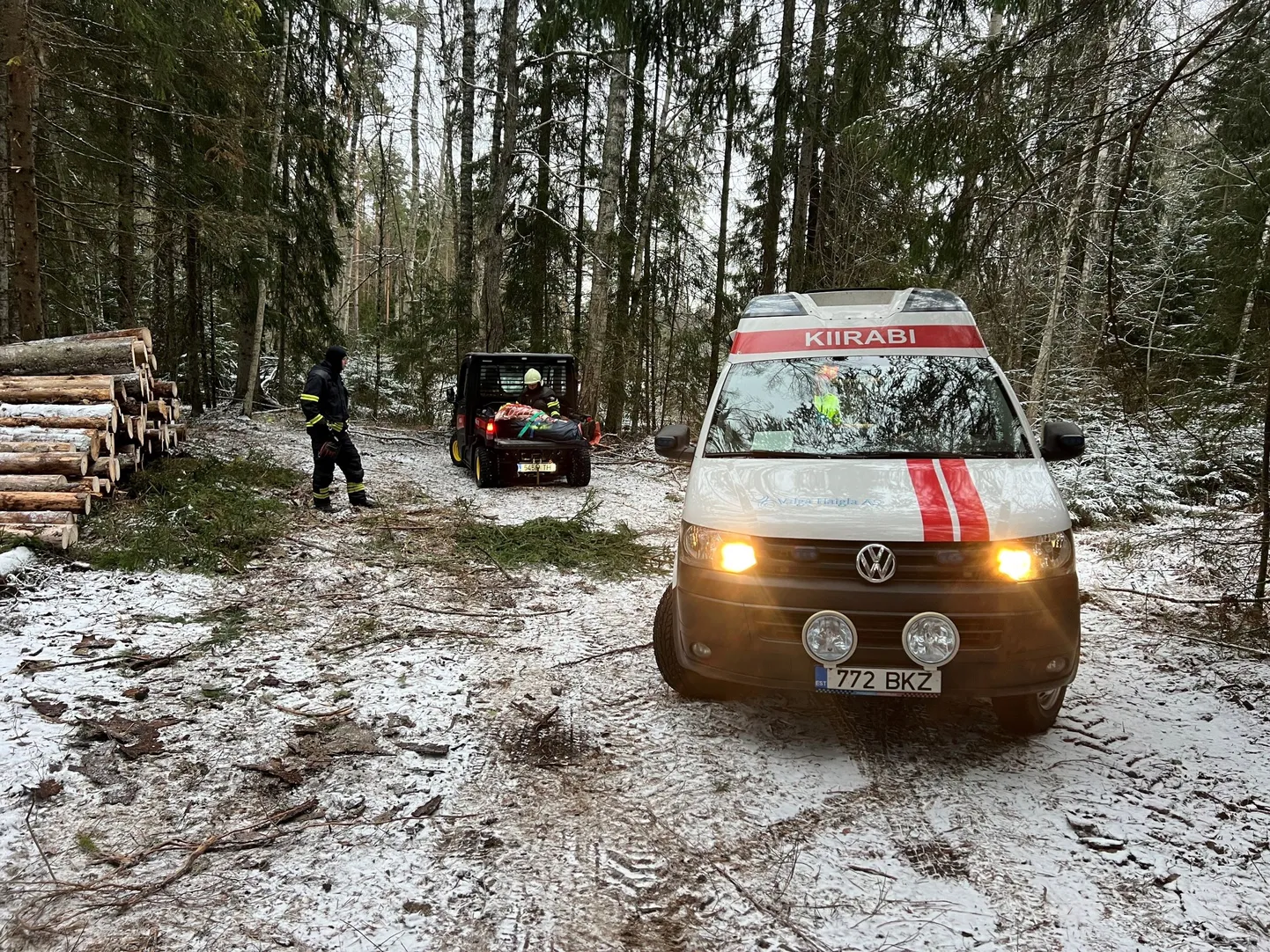 Спасатели помогли вывезти пострадавшего из леса.