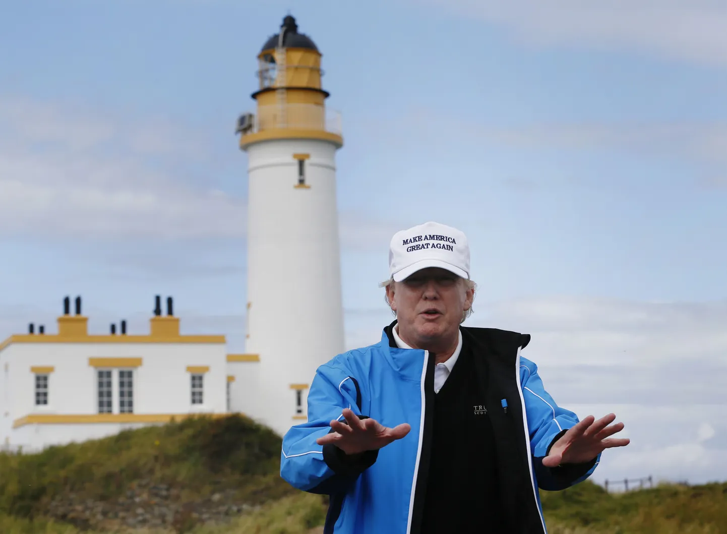 Oma sõnul ameeriklaste töökohtade eest võitleva presidendikandidaadi Donald Trumpi ettevõtted on USAsse toonud hulgaliselt võõrtööjõudu.
