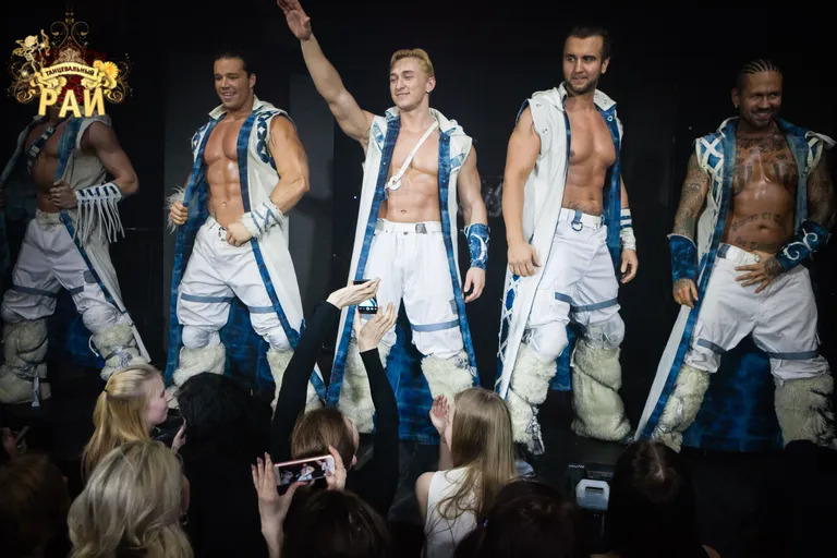 Scandinavian HUNKS ei tee esialgu midagi, aga naised juba röögivad! Paremal Petteri Avilia.