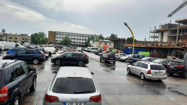 Viljandi turu ümbruses oli neljapäeva lõuna ajal tavatult palju autosid.