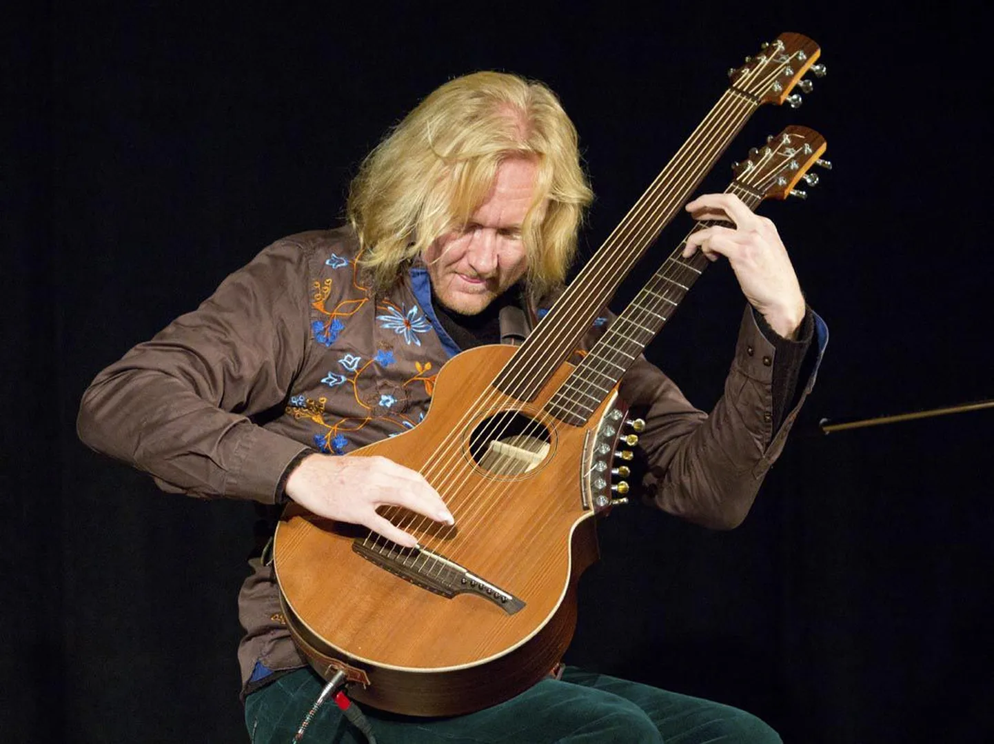 Tapa kultuurikojas andis kolmapäeval kontserdi unikaalsel harf-kitarril emotsionaalset ja omanäolist muusikat esitav maailmarändurist Suurbritannia muusik Jason Carter.