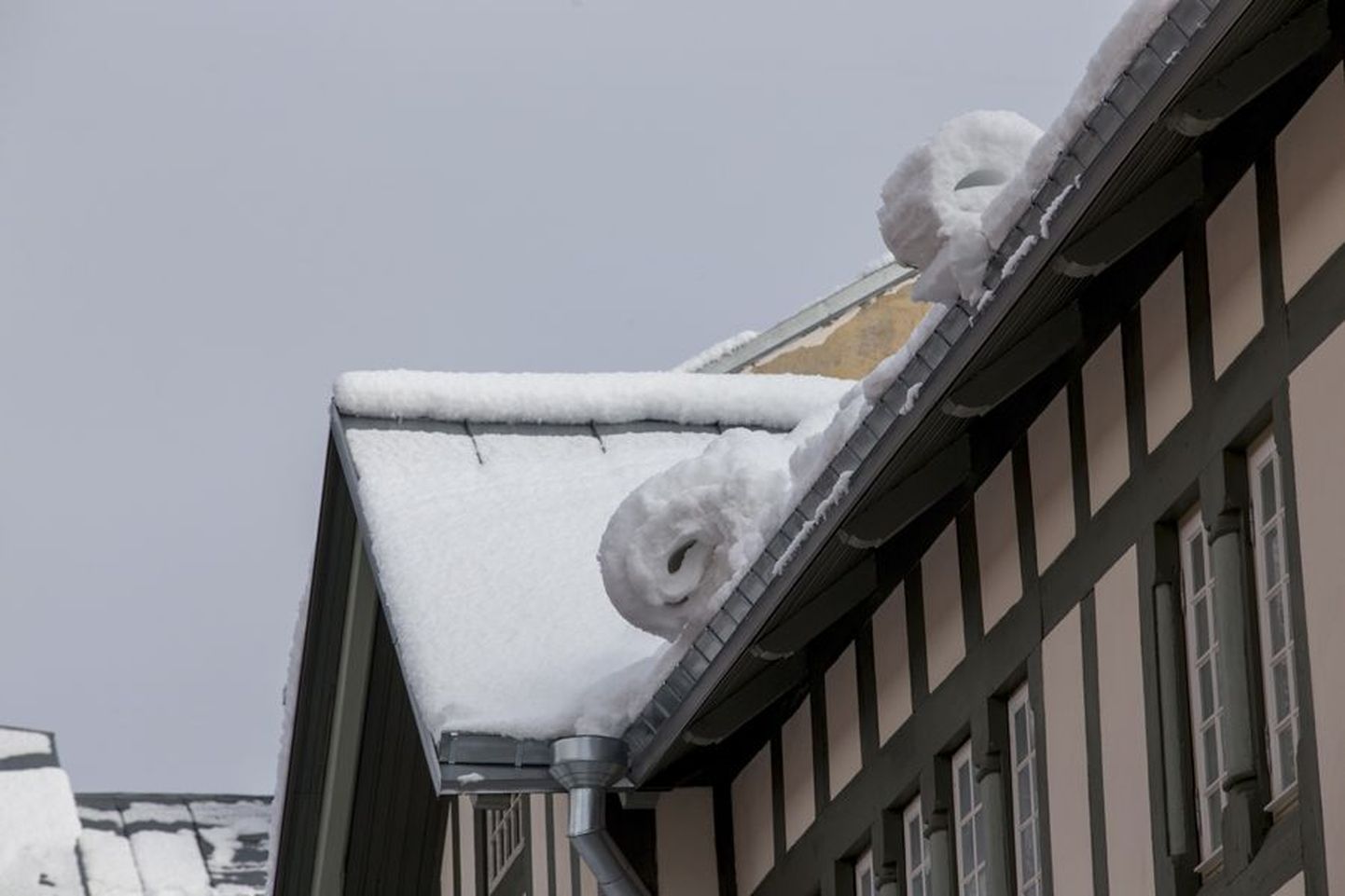 Sellised lumerullid rippusid teisipäeva hommikul Lutsu tänav 5 maja räästas. Lõunal toodi lumi katuselt alla.