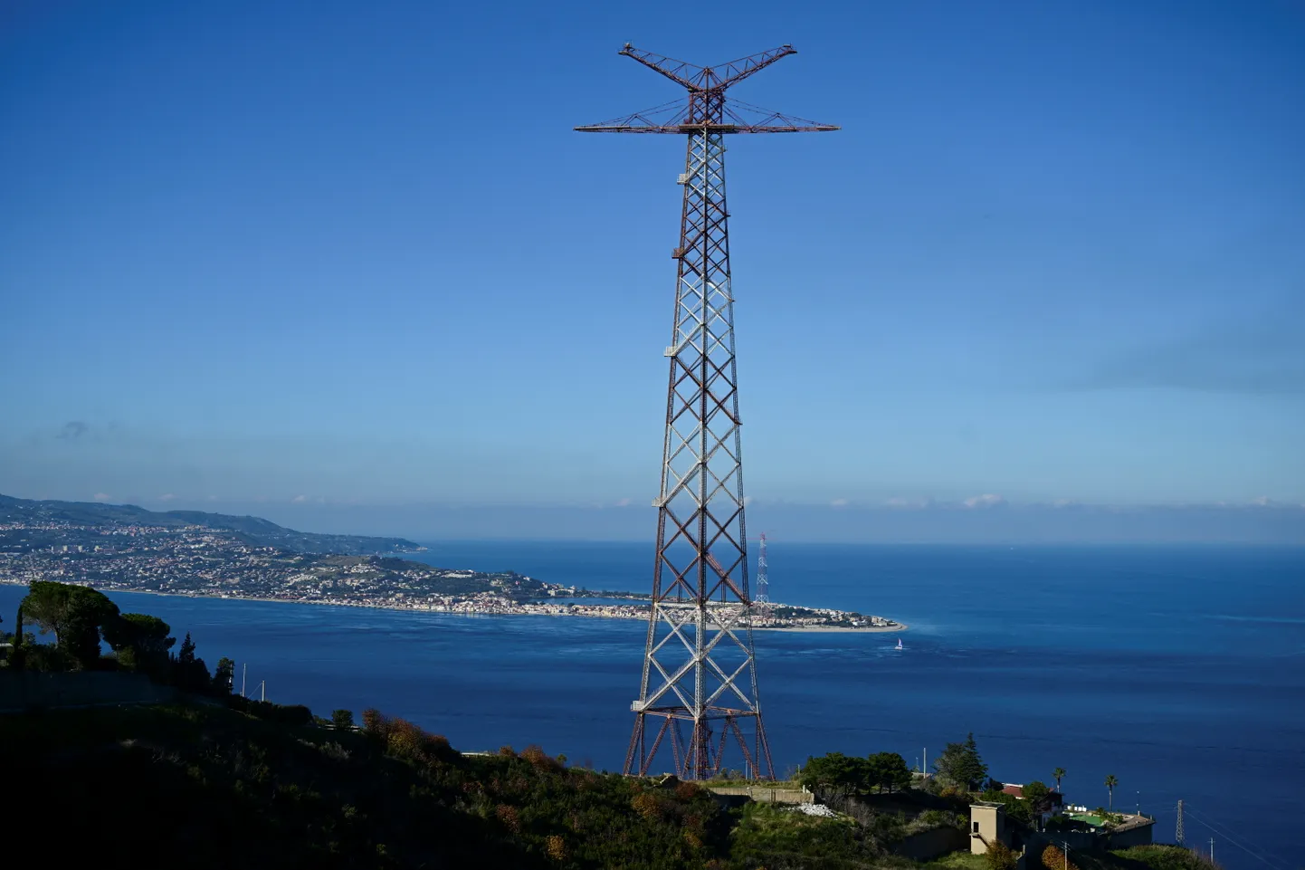 Vaade Messina väinale Calabria maakonnast Cannitellost, kust Itaalia valitsuse plaani kohaselt hakkab peagi viima sild taamal paistvale Sitsiilia saarele.