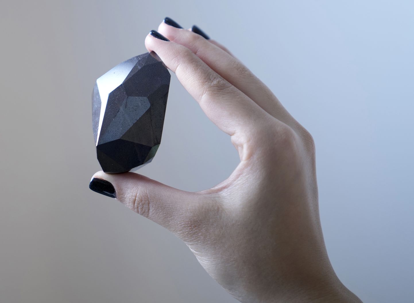 Sotheby'se oksjonimaja Dubai esindaja näitas musta värvi teemanti