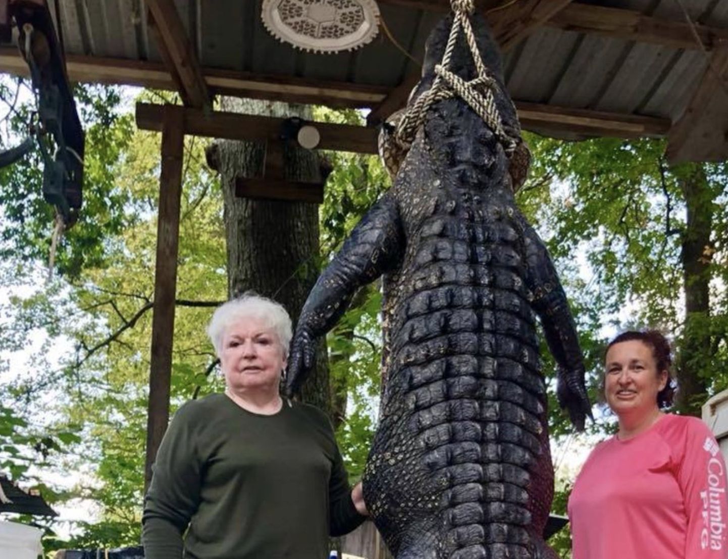 Judy Cochran (vasakul) koos hobuse tapmises kahtlustatud alligaatoriga.