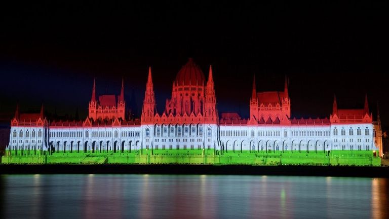 Десятки тысяч фейерверков уже были готовы к запуску с точек вдоль реки Дунай в Будапеште