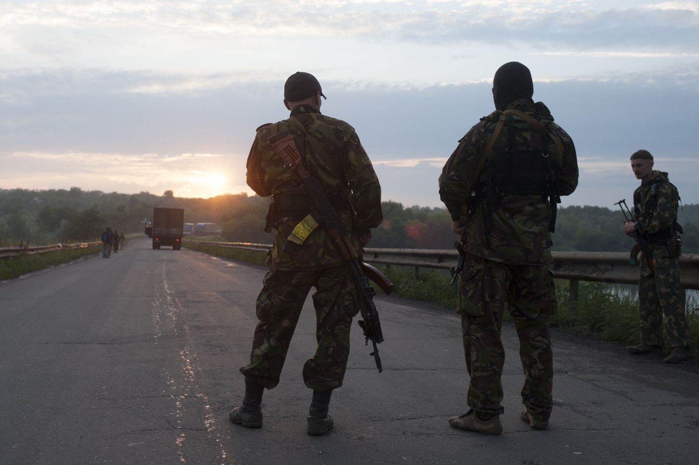 Вооруженные сепаратисты неподалеку от аэродрома Луганска.