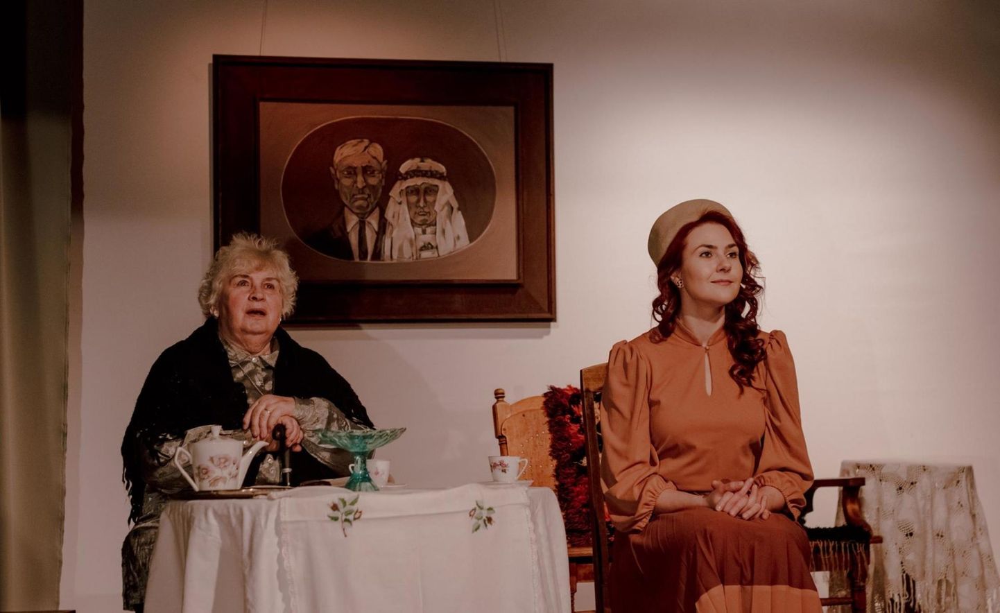 Stseen “Niskamäe naistest”, paremal on Lea Pallon Ilona rollis, vasakul Läsna teatri raudvara Ida Norvaiš Niskamäe vanaperenaise Loviisa rollis.