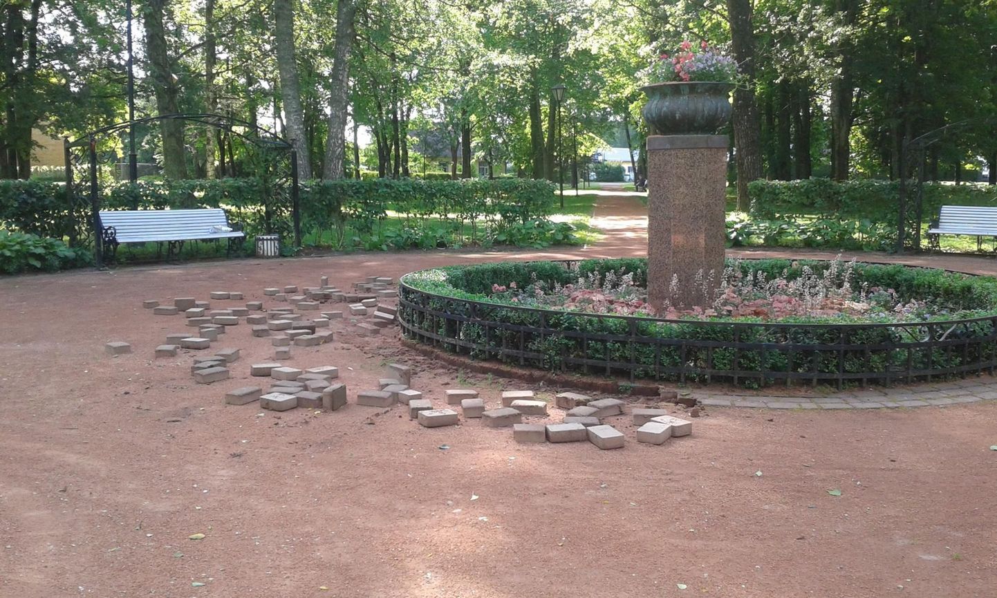 Laiali loobitud kivid Türil Kooli pargis.