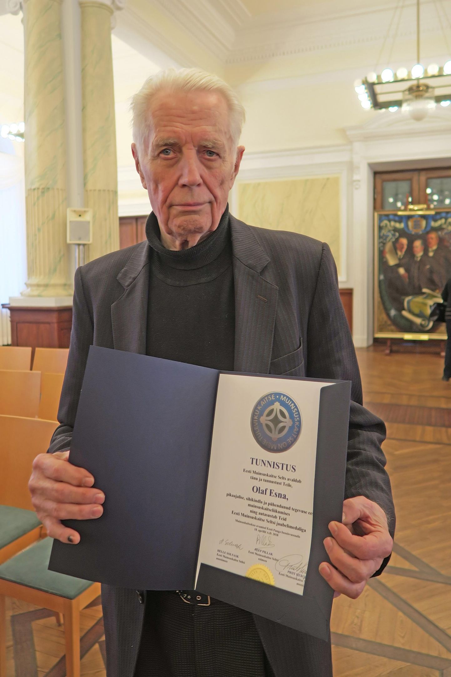 Pärnakas Olaf Esna pälvis muinsuskatisekuu alguses oma pühendunud tegevuse eest muinsuskaitses Eesti Muinsuskaitse Seltsi juubelimedali.