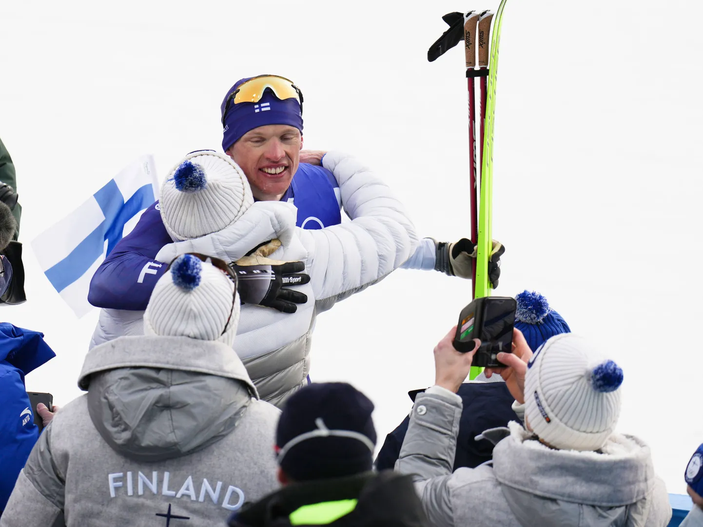 Iivo Niskanen rõõmustamas koos koondisekaaslastega kuldmedali üle.