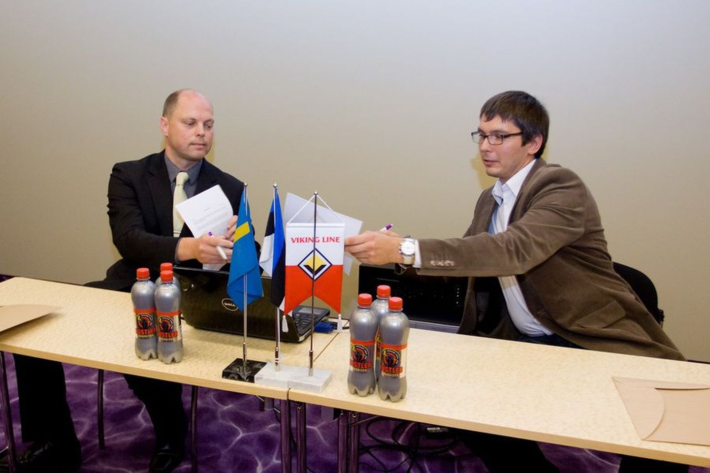 Viking Line Eesti tegevjuht Inno Borodenko ja Marko Torm allkirjastsid koostööleppe.