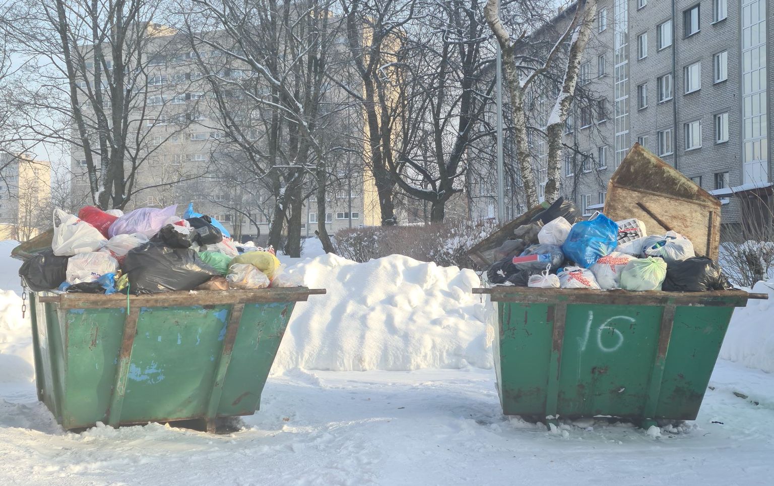 Из-за заснеженных улиц в Кохтла-Ярве также нарушен вывоз мусора.