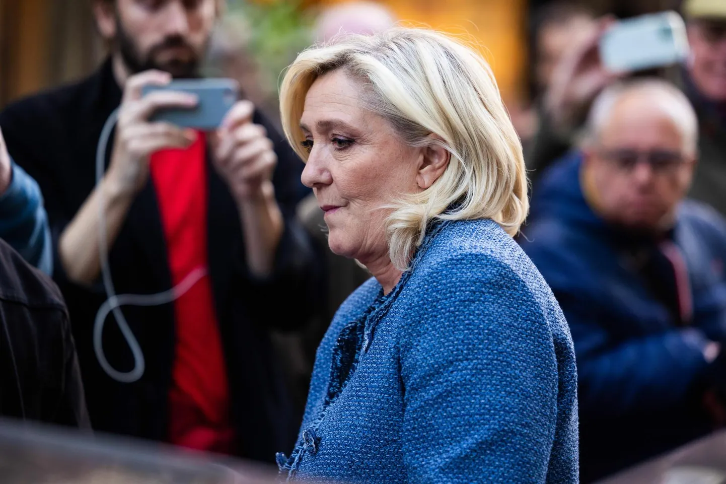 Paremäärmusliku Rahvuslik Liidu liider Marine Le Pen lahkumas pärast omastamises süüdi mõistmist ja kandideerimiskeelu saamist partei peakorterist Pariisis.