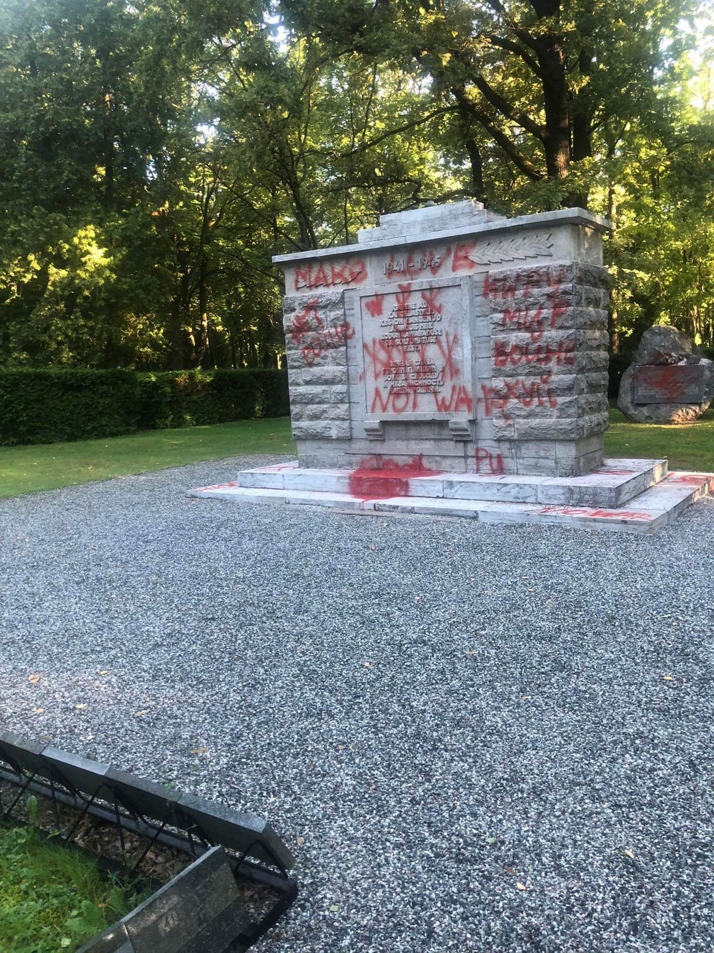 Красноармейский монумент на кладбище Паулусе, испорченный вандалами.