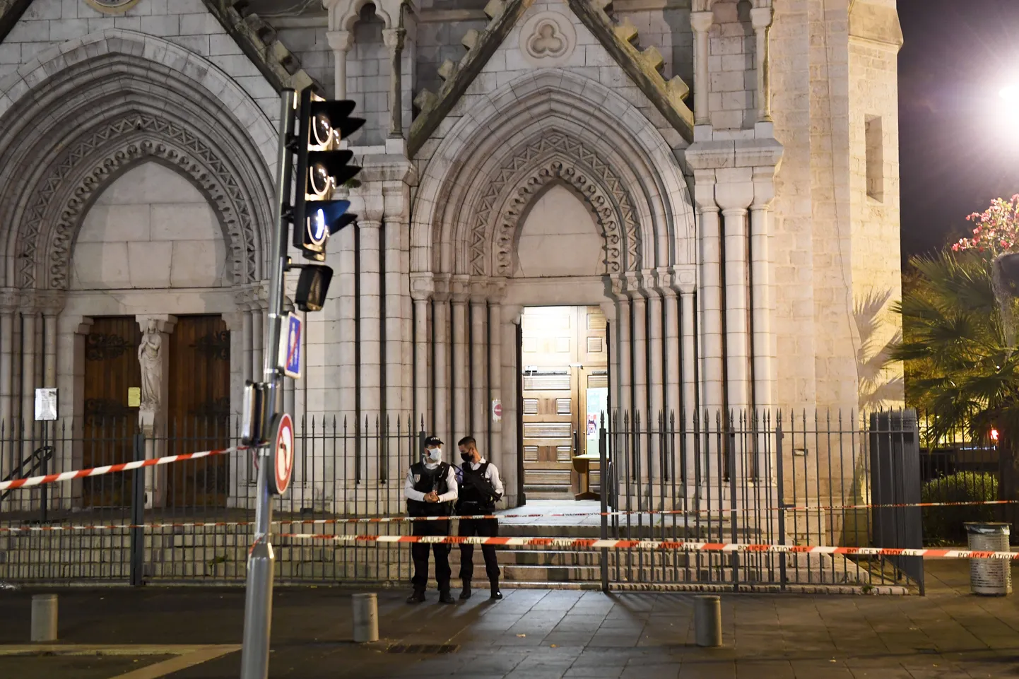 Politseinikud eile õhtul Nice'i terroriteo toimepanemise paigas Jumalaema kiriku juures.