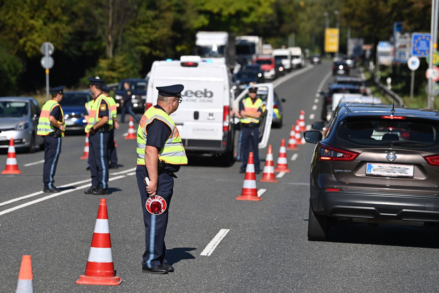 Немецкая полиция проверяет автомобили в рамках усиленного пограничного контроля.