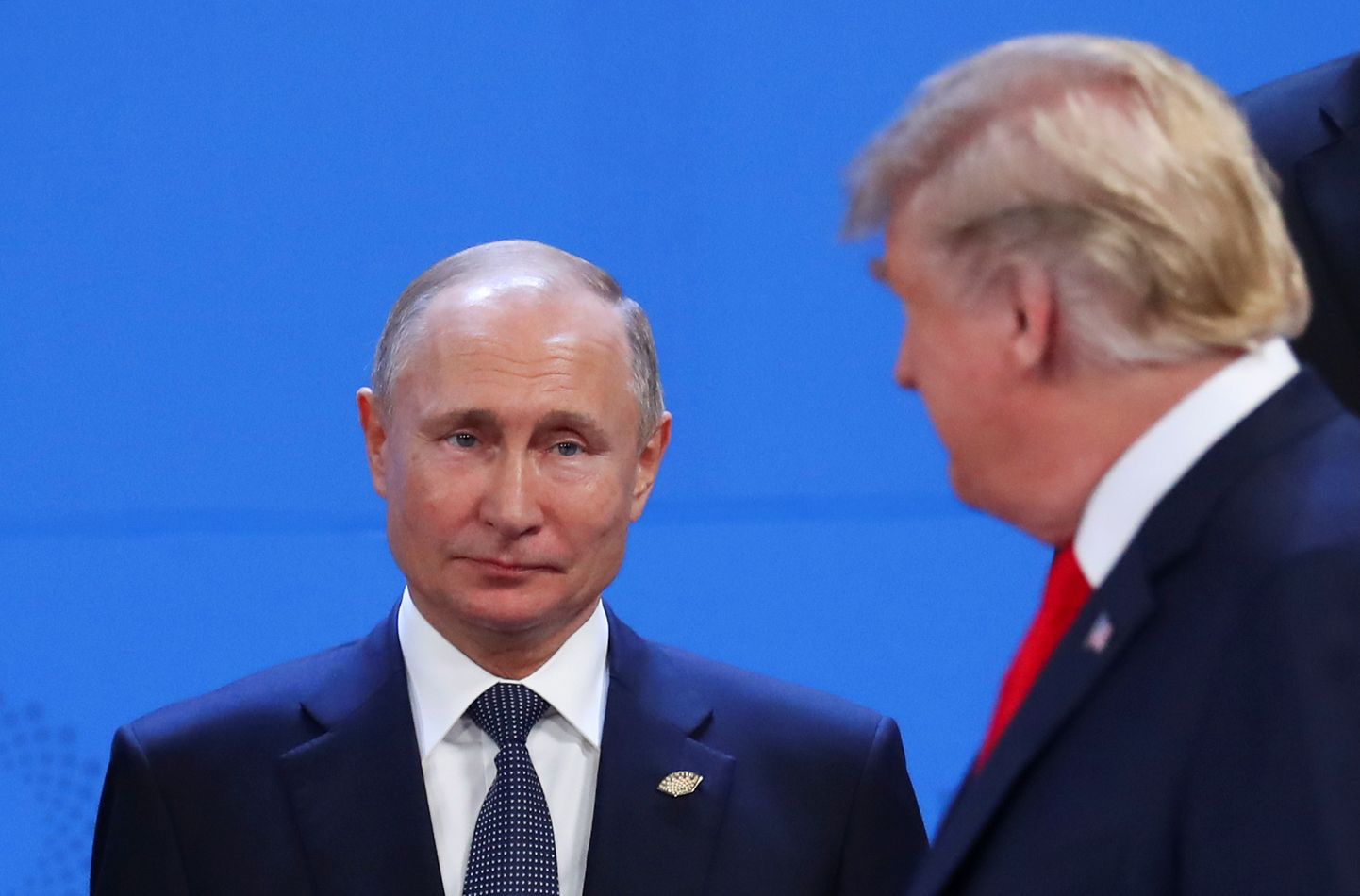 USA president Donald Trump (paremal) vahetamas pilke Venemaa riigipea Vladimir Putiniga.