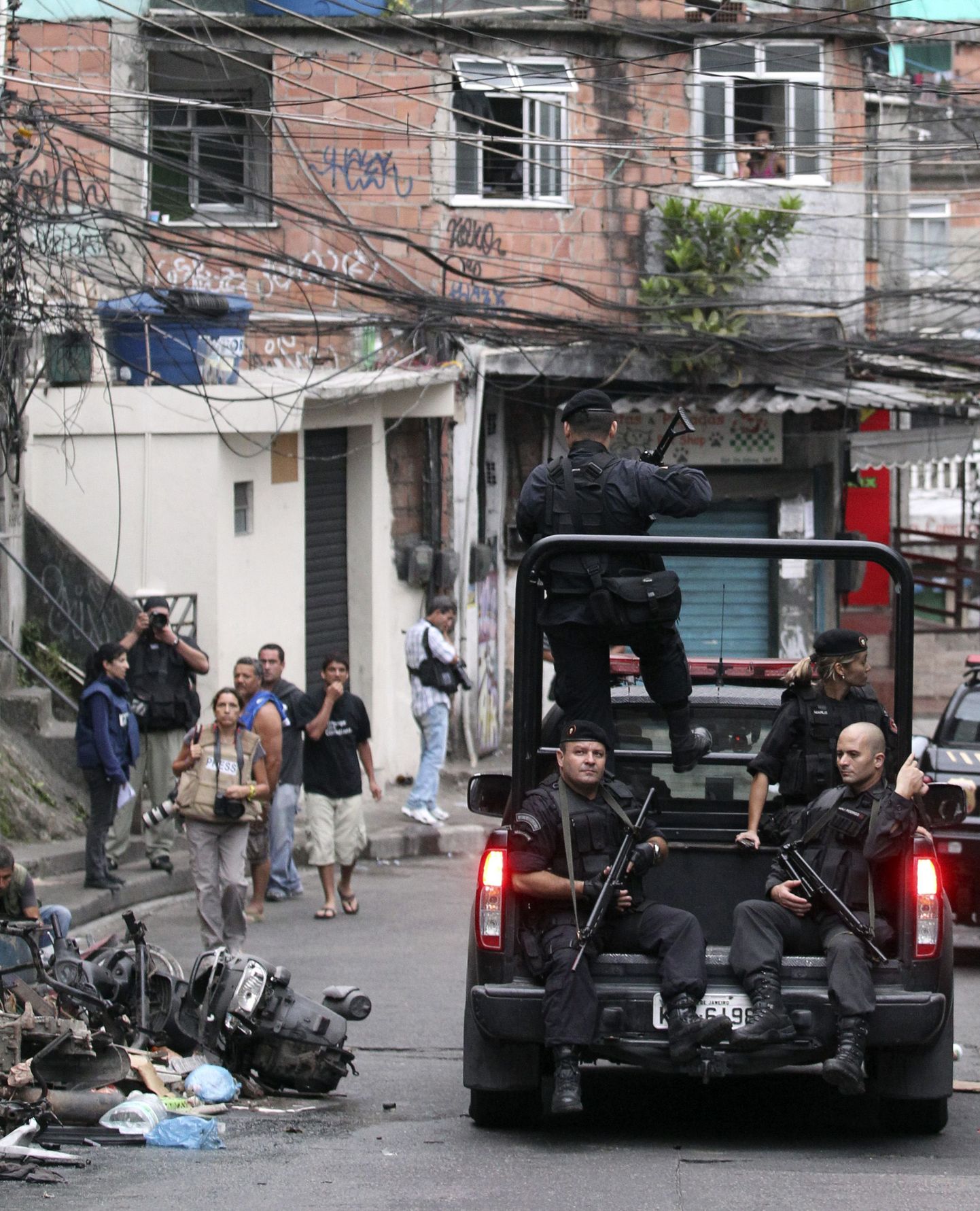 Brasiilia politseipatrull Rocinha slummis.