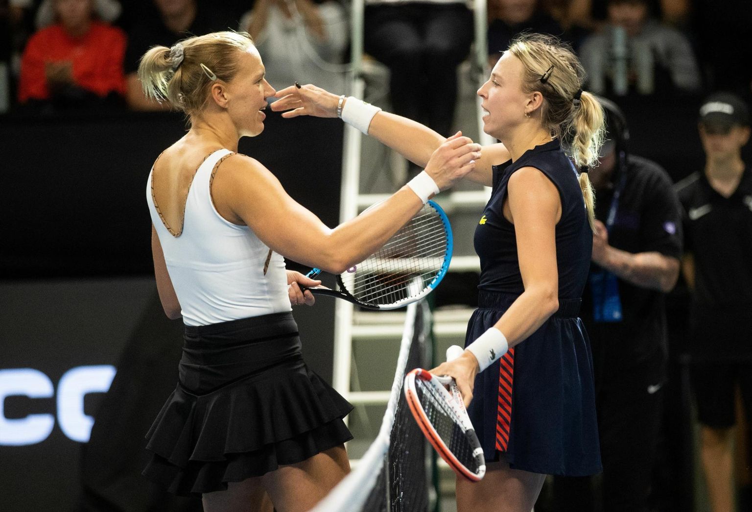 Kaia Kanepi (vasakul) ja Anett Kontaveit oktoobris Tallinnas peetud WTA-turniiri poolfinaalmängu järel.
