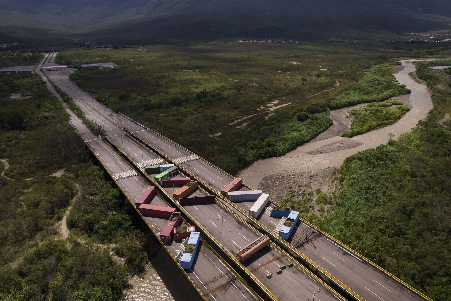 Konteinerid blokeerimas Tienditase rahvusvahelist silda Colombia ja Venezuela piiril.