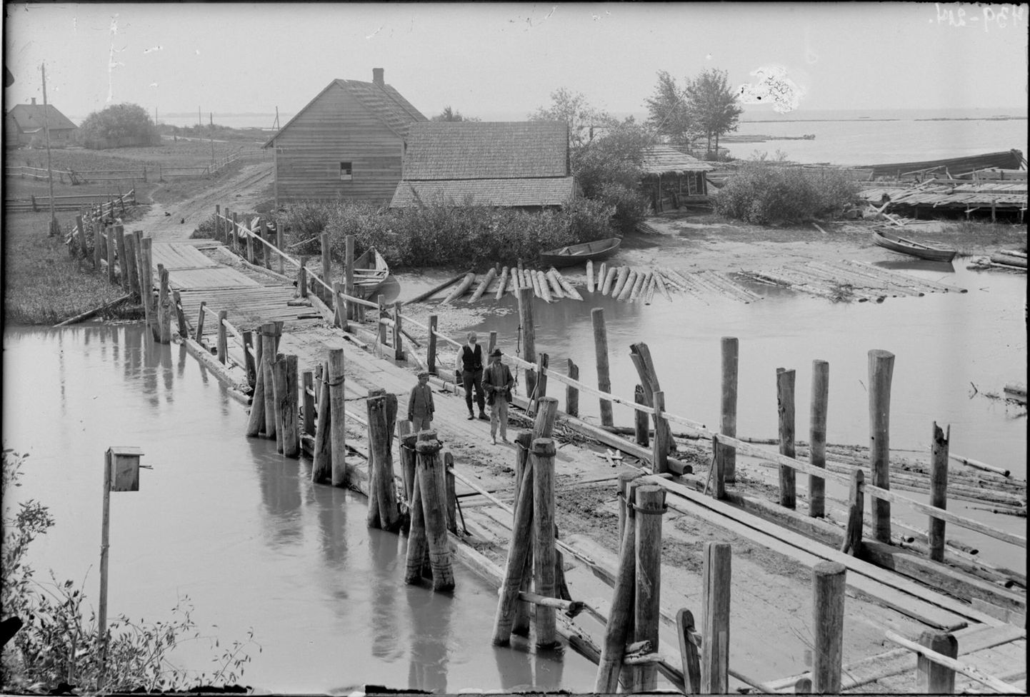 Praeguste püsisildade asemel kasutati kunagi peamiselt pontoon- ehk nahksildu. Jõesuu nahksild, mille suurvesi sageli minema kandis, esimese «pärissilla» ehitamise ajal, 1929. 