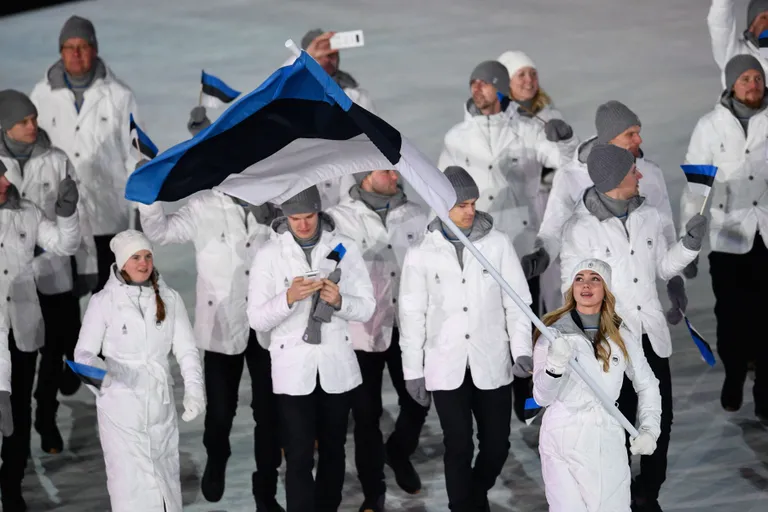  Saskia Alusalu kannab Eesti lippu