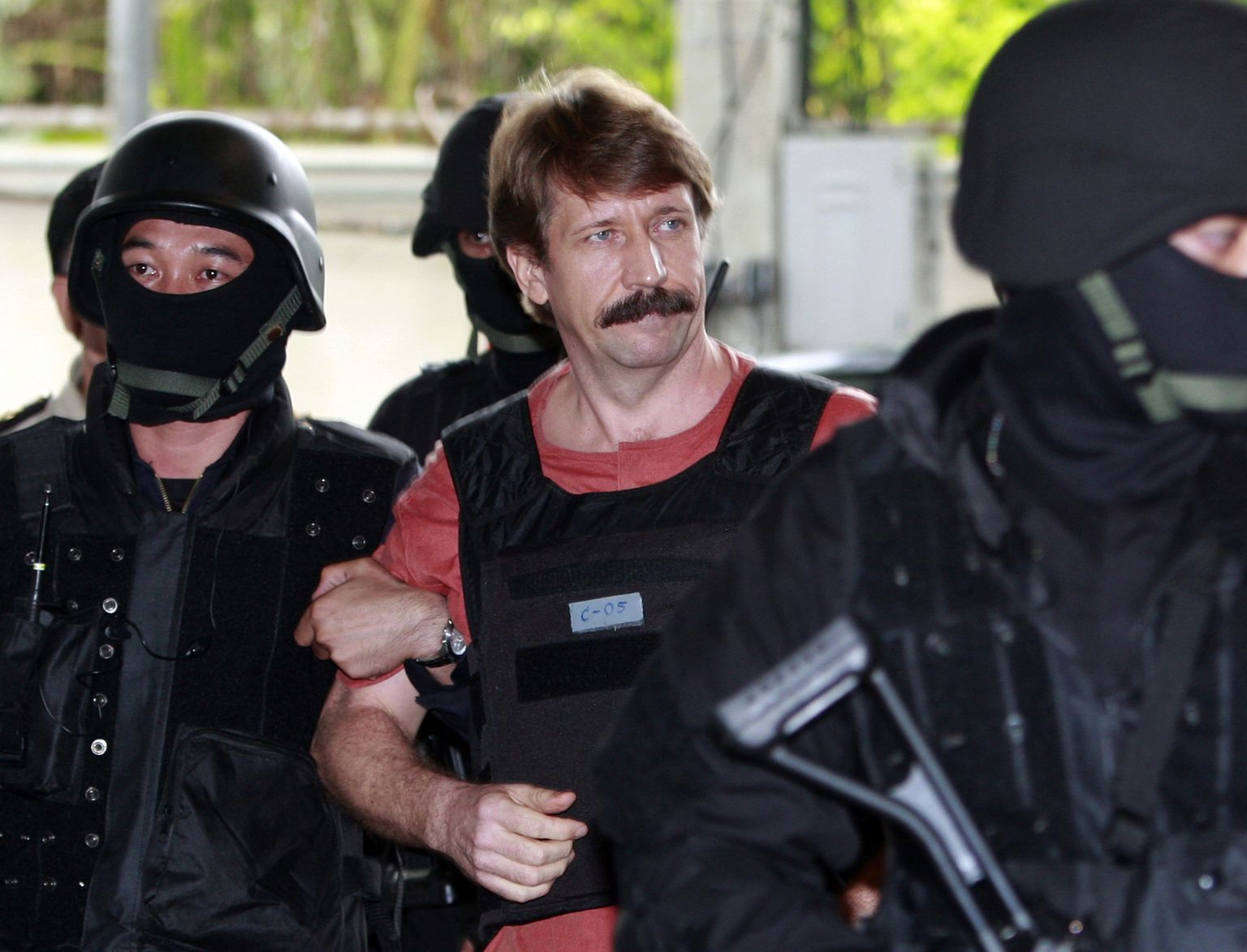 Полиция Таиланда доставляет Виктора Бута на суд в Бангкоке 5 октября 2010 года. «Торговцу оружием» на фото 43 года.