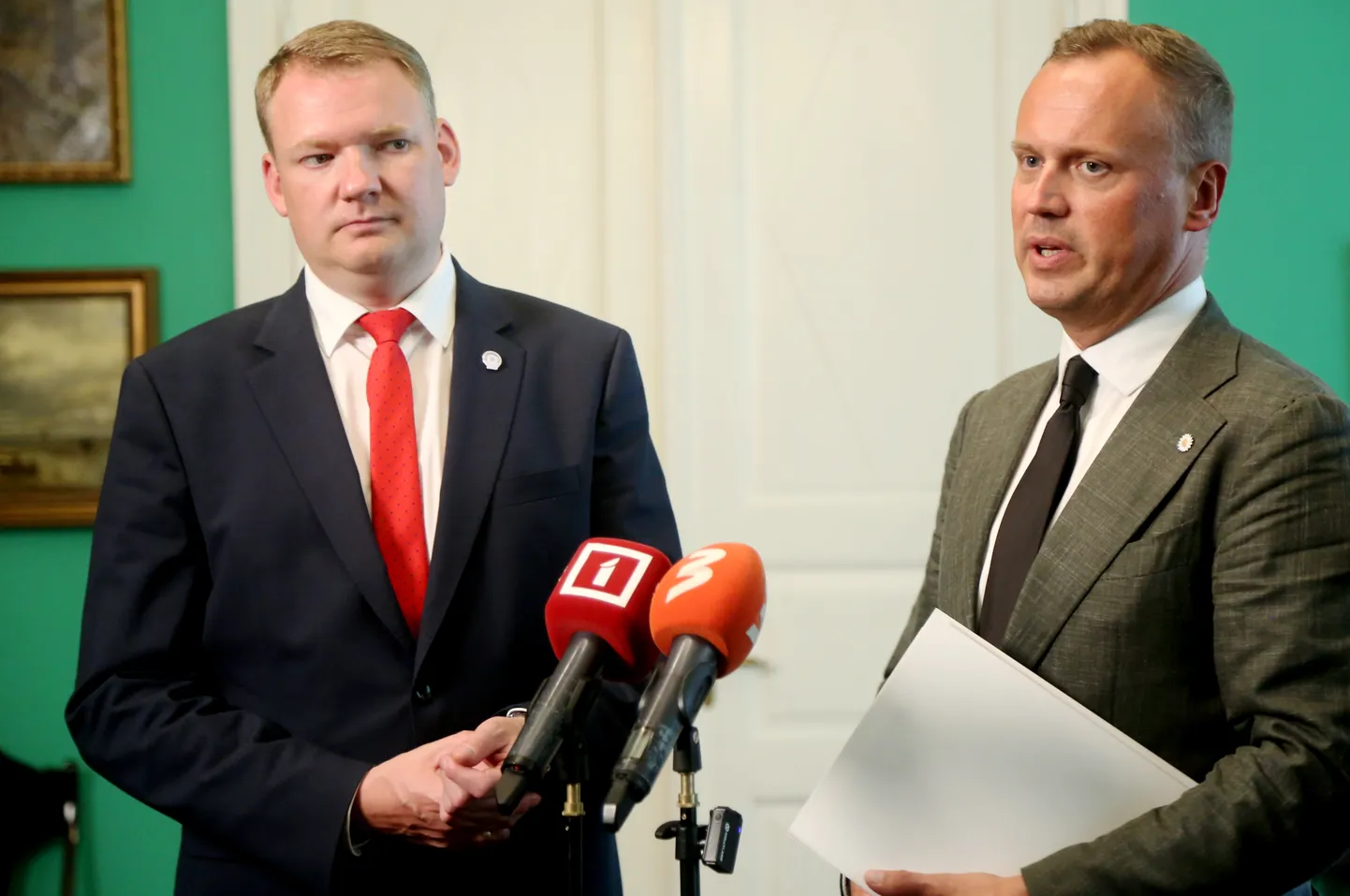Partiju apvienības "Apvienotais saraksts" līdzpriekšsēdētāji - Saeimas priekšsēdētājs Edvards Smiltēns (no kreisās) un Saeimas deputāts Edgars Tavars.