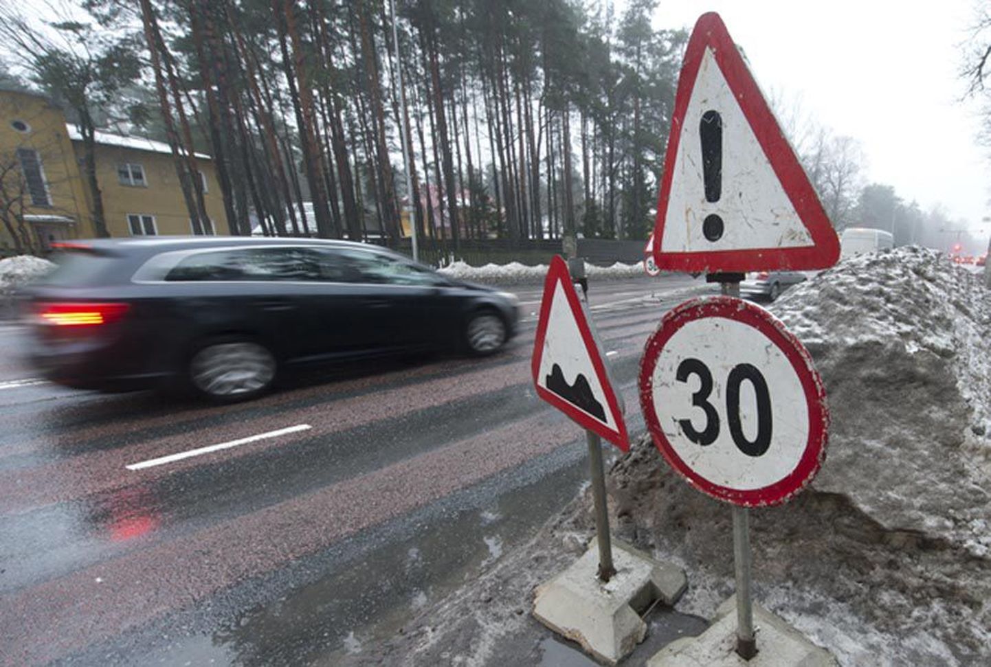 Tallinn püüab auklikke tänavaid hoiatavate liiklusmärkidega tähistada.