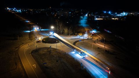 FOTOD JA VIDEO ⟩ Hiigeltiibadega veokid sõidavad öösel läbi Eesti