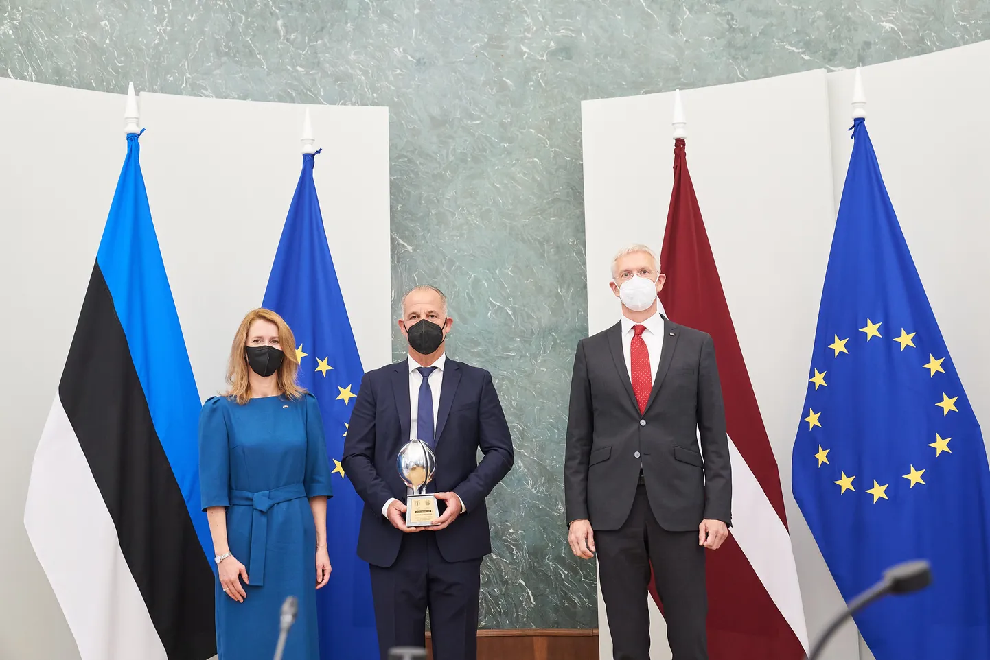 Eesti peaminister Kaja Kallas (vasakul), AirBalticu juhatuse esimees Martin Gauss (keskel) ja Läti peaminister Krišjānis (paremal) Kariņš.