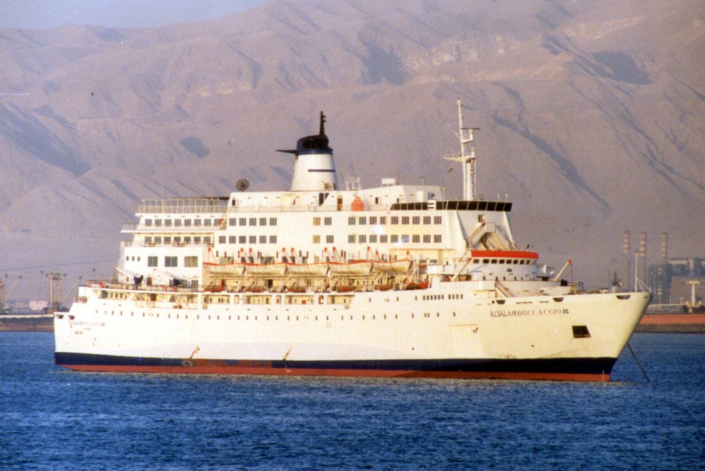 MV al-Salam Boccaccio 98 aastate eest Suessi kanalis. 2006. aasta veebruaris süttis see põlema, põhjustades rohkem kui tuhande inimese huku Punasel merel.