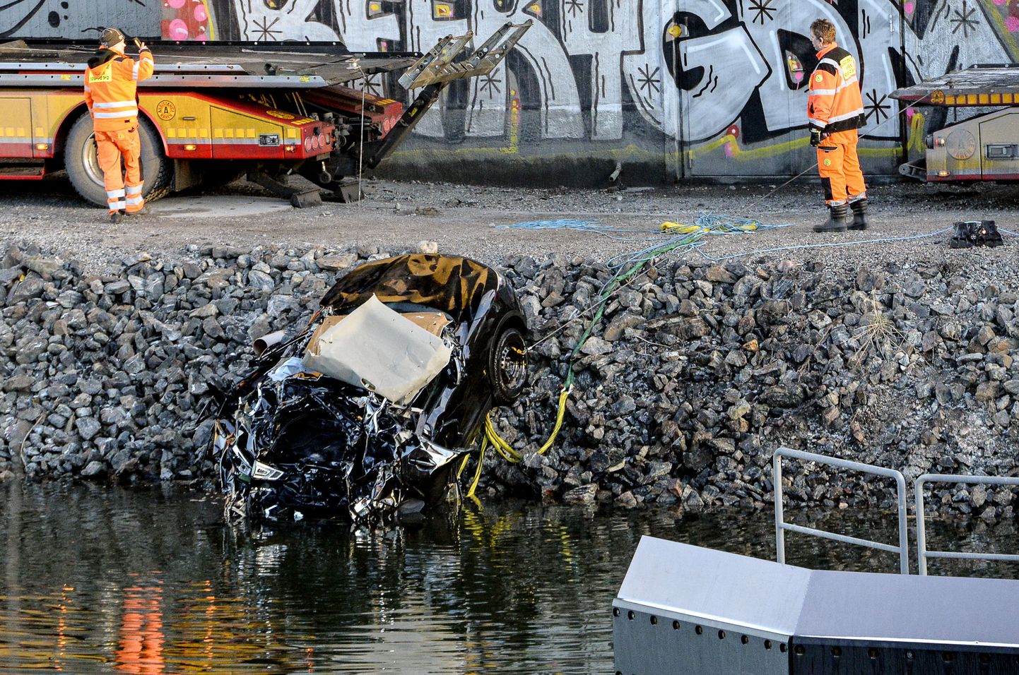 Rootsis kukkus auto kanalisse, hukkus viis inimest