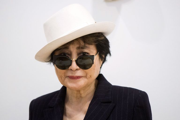 Saksa politsei leidis pankrotistunud oksjonimajast biitlile John Lennonile kuulunud esemed. Yoko Ono