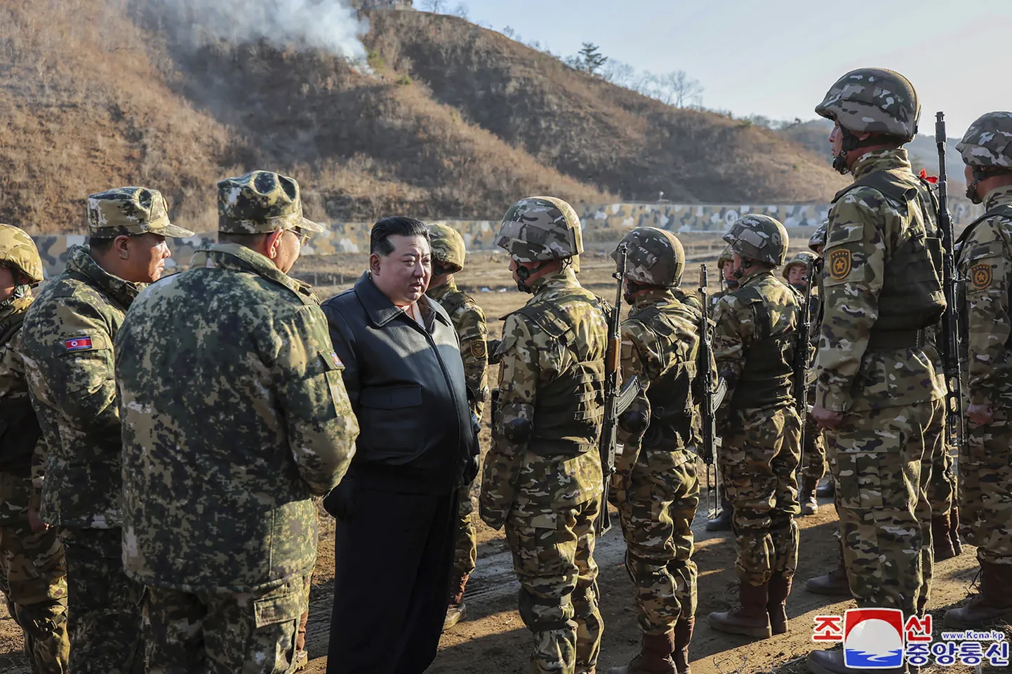 Põhja-Korea juht Kim Jong Un kohtumisel sõduritega.