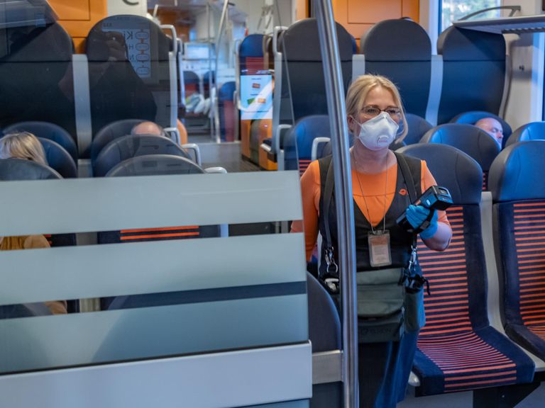 Утренний час пик в поезде Пяэскюла. Маска закрывает лицо кондуктора, но по глазам видно, что она улыбается.