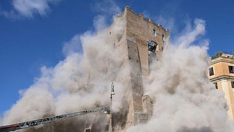 Один человек оказался под завалами после обрушения древней башни в центре Рима